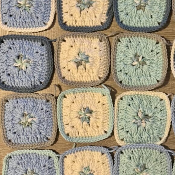 Lot of 20 4.5” ASSORTED COLORS Crochet FANCY BASIC GRANNY SQUARE Afghan Blanket - Picture 2 of 3
